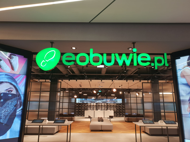 Podświetlane logo sieci eobuwie.pl w galerii w Polkowicach