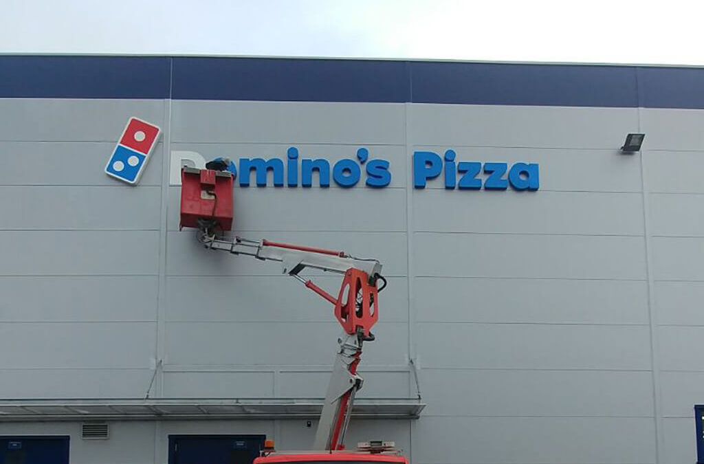 Montaż reklam – neony, konstrukcje, reklamy LED